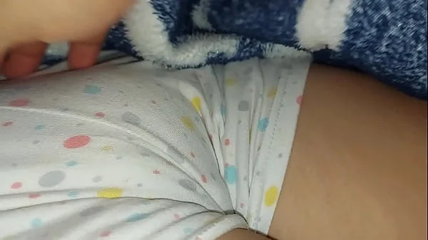 Jugando con mi hermanastra en la cama bajo las sábanas