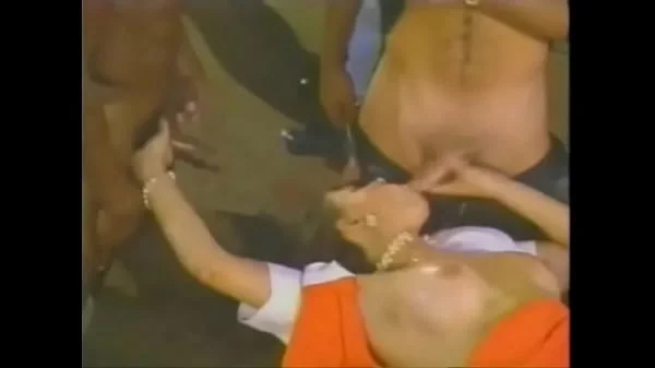 Il fait baiser sa femme dans un cinéma
