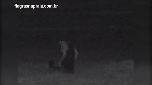 Filmei um casal fazendo sexo na praia a noite. Um segurança botou eles pra correr