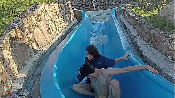 mi hermanastra se queda atorada en la piscina y aprovecho el momento para follarla.