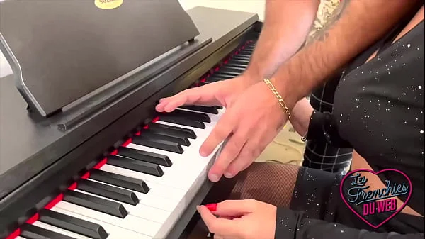 Miss Alice, une élève coquine qui baise son prof de musique