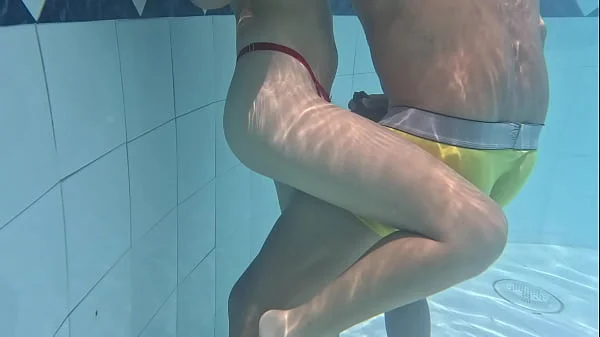 VIRAL PILLADA PAREJA FOLLANDO EN UNA PISCINA PÚBLICA, MIRALO ANTES QUE LO BORREN