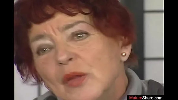 Old lady deals dildo up her bush during home casting