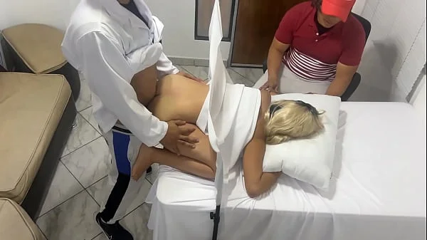 Pervertido Se Hace Pasar por Medico Ginecologo para Follar A La Hermosa Esposa Al Lado de Su Marido Tonto En Erotica Consulta Medica NTR