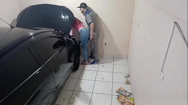 Patroa e cliente ficou com tesão na oficina do mecânico tarado!
