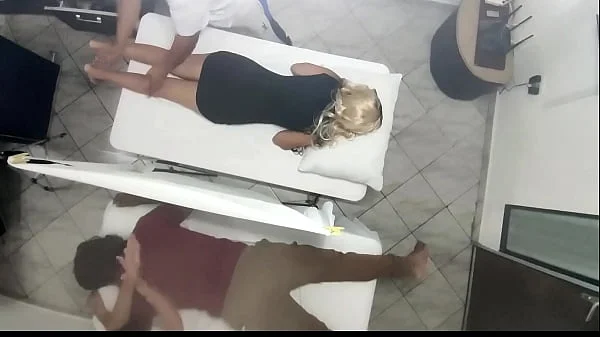 Masaje Erotico en El Cuerpo de la Hermosa Esposa al Lado de su Marido en el Salon de Masajes en Pareja Quedo Grabado Como La Esposa es Manipulada por el Medico y Luego Follada al lado de su Marido NTR