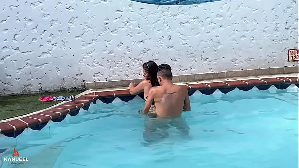 THE NEIGHBOR COMES DOWN TO SUN AND I SEDUCE HER TO GIVE ME A DELICIOUS BLOWJOB IN THE POOL