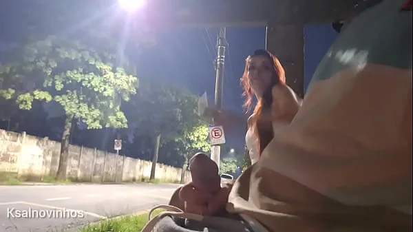 Punheta arriscada no ponto de ônibus ao lado de uma desconhecida linda e ?