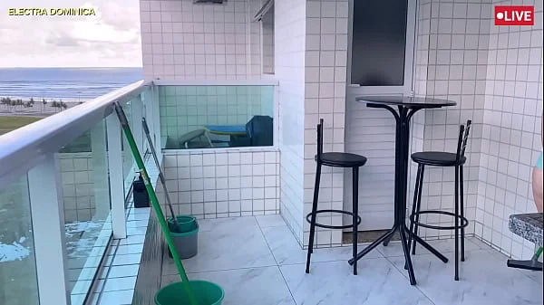 Contratei a empregada safada que fica de shortinho, que delícia essa bunda, fico louco de tesão