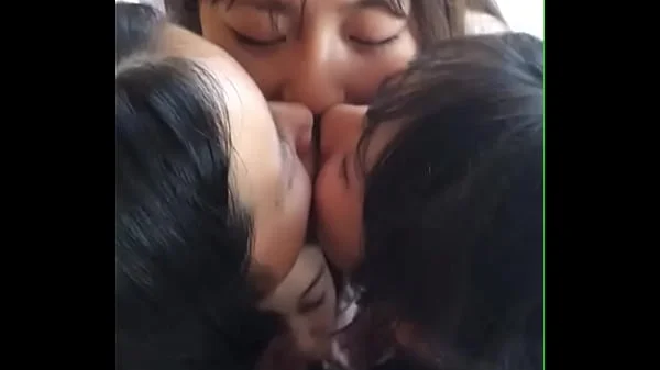 Quarteto de chinesas lésbicas se beijando e transando