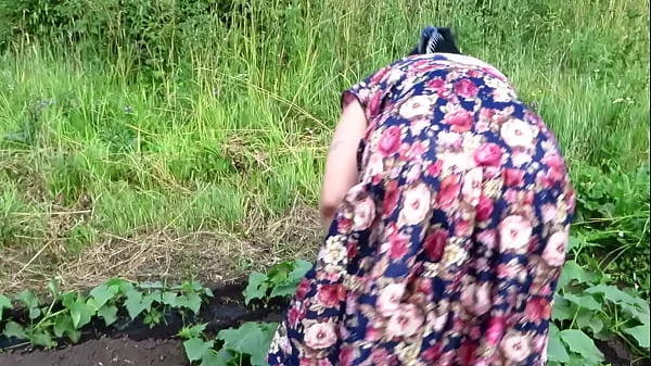 Mature housewife masturbates with a cucumber in the garden outdoors. She leaves the vegetable inside her pussy and goes home. Amateur fetish. PAWG.