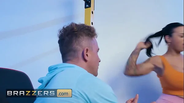Bombshell Payton Preslee Teases Van With Her Big Tits At The Gym & Makes Him Crazy To Fuck Her - BRAZZERS