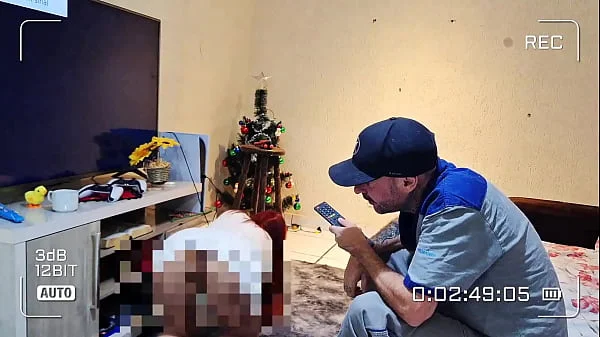 Gostosa atende manutencista de net em sua casa para consertar seu computador no quarto