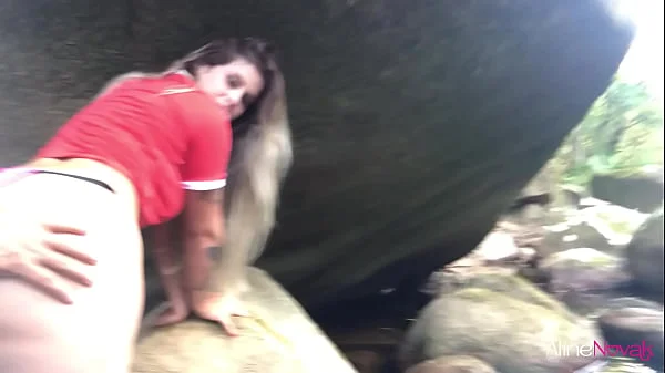 Aventuras da loira gostosa em um dia na cachoeira… Você aguenta com essa gostosa latina? - www.alinenovak.com