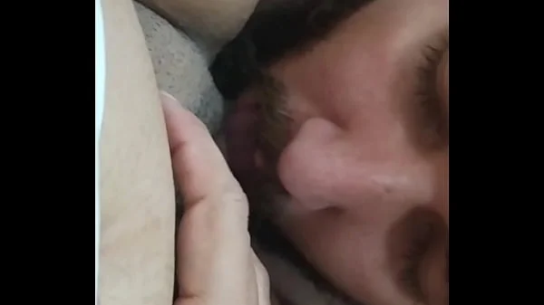 Vizinho dotado me fazendo gozar bem gostoso chupando meu grelinho!