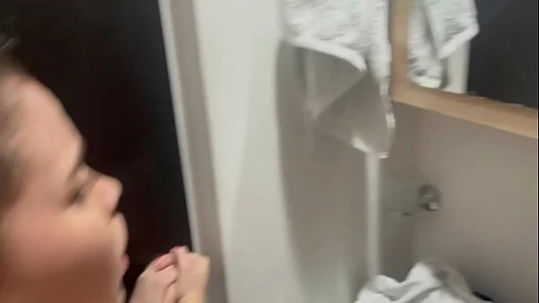 Invito a mi tímida hermanastra a bañarnos Para follarmela duro y correrme en su coño. H.L.
