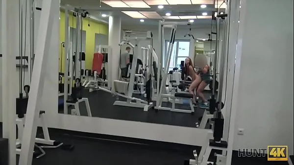 HUNT4K. La ingenua conejita de gimnasio tiene sexo con un hombre rico