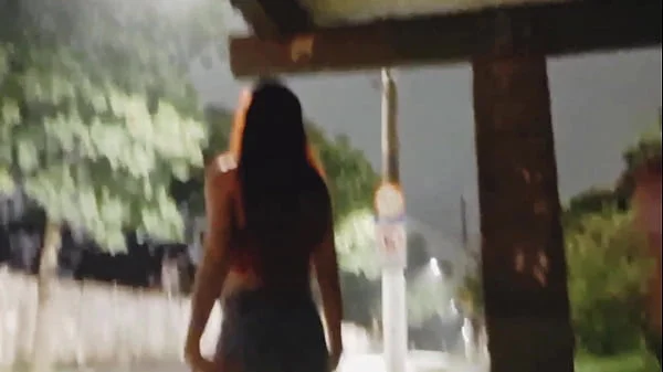 Arrisquei uma punheta pra gostosa no ponto de ônibus