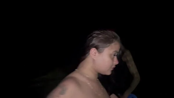 Eu e meus amigos botamos a putinha para dar para geral no arpoador de Copacabana