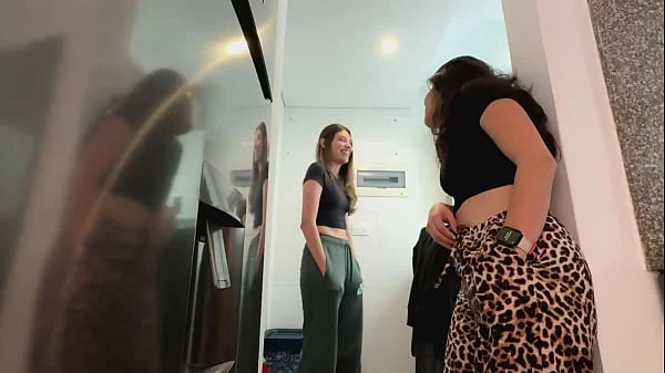 Dos mujeres curiosas se follan intensamente y tienen fuertes orgasmos en el cuarto de ropas.