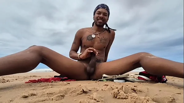 Fiz a minha primeira DP na praia e gritei de tanto prazer, idai que tá todo mundo olhando? Eu gozei gostoso em duas picas!!