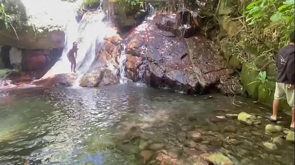 Me masturbo viendo a chica desconocida mientras se baña en el lago y termino follandola duro y corriéndome en su culo.