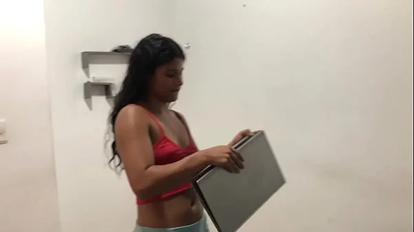 Hermanastra puta me quiere ayudar con mi trabajo de la universidad con la excusa de que me la folle - porno en español