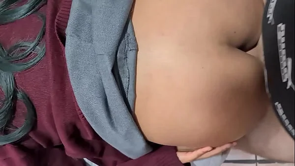 joven latina de escuela pública sólo espera salir de clases para que le metan la verga. Casero real con compañero de escuela. Cogiendo bajo la falda del uniforme