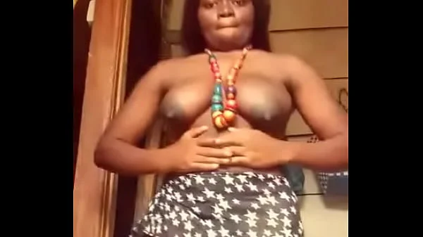 Une jeune fille du Congo se masturbant