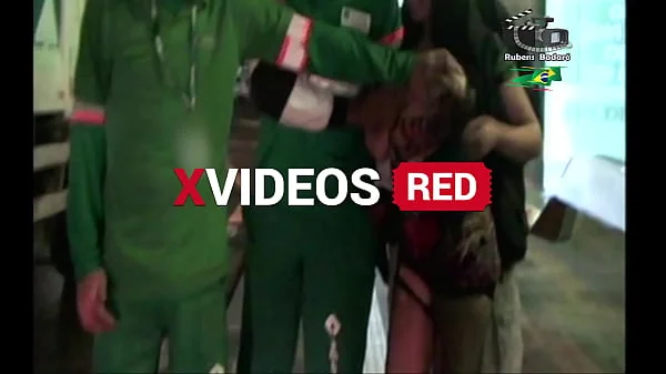 Casal novinhos realiza fantasia transando na rua com desconhecidos até os gari aproveitou. ( Completo no xvideos red )