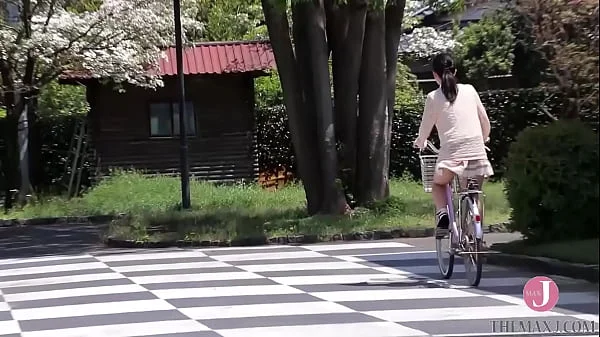 エロ自転車のサドルから覗き込んだら、くっきり食い込んだパンツが丸見え 泉水蒼空 [bunc 003]