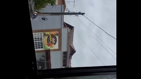 Sem calcinha no onibus... provocando ao passageiro do lado e deixando ele tocar a ppkinha .... quer ver o video completo??... : bolivianamimi