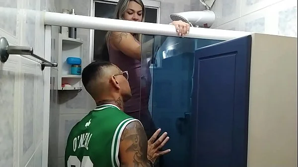 a fernandinha fernandez me chamou para arrumar o chuveiro mas e claro que nao saiu de graca fodi a gostosa com