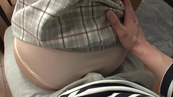 https://bit.ly/3KG9Gvb じゃれて突然膝の上に座ってきた女のお尻が股間にピタ！！お尻を動かす度に膨らむ僕のチンコに気付いた彼女は…第2弾 パート1