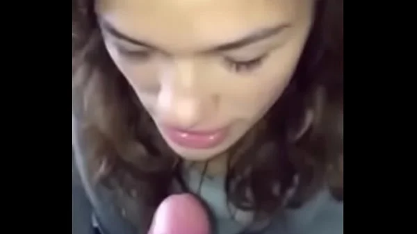 What is her name ? Amateur's tries to deepthroat