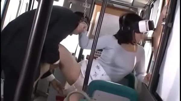 Linda asiática es cogida en el bus con lentes de rv 3 (har-064)