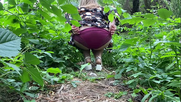 MILF peeing outdoors and wiping her dirty pussy with her panties