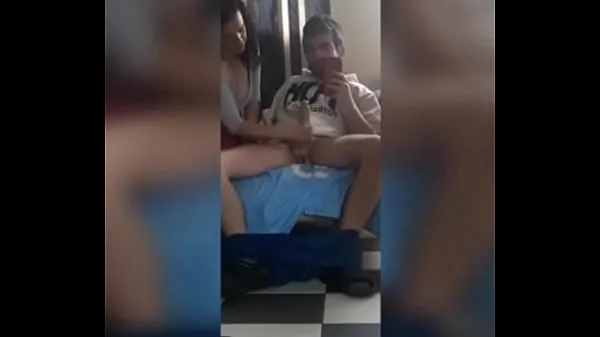 Mi Vecina le encanta jugar con mi Pene, Lo Pajea y Mama hasta no poder más