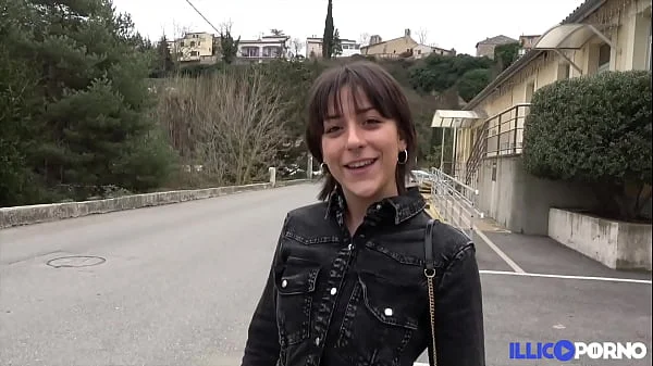 Manéa, 20 ans, veut une bonne bite pour assouvir ses envies