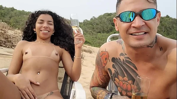 EU E MINHA NAMORADA FOMOS NA PRAIA DE NUDISMO E TRAZAMOS NO MEIO DE TODO MUNDO.